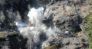 Gelungen. Die Sicherheitssprengung der bedrohlichen 500-Tonnen-Felsbl&ouml;cke bei Kalpetran verlief wie geplant. 