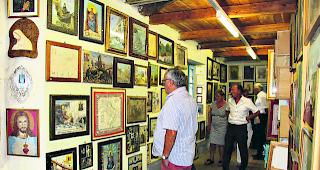 Galerie der Exvotos. Im Nebenraum der Wallfahrtskirche (Santuario della Madonna del Boden) zeugen 1144 Tafeln von wunderbaren Erh&ouml;rungen der Maria del Boden. Die Exvotos, von den betroffenen Personen erstellt oder in Auftrag gegeben, sind Zeugnisse der Marienverehrung.  