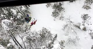 Trotz dichtem Dschungel entdeckten die Air-Zermatt-Piloten eine Gruppe winkender Menschen.