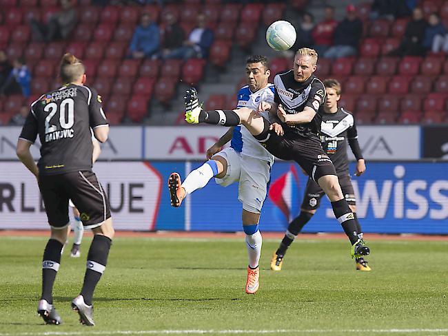 Sinnbildlich für Lugano: Marco Padalino (rechts) gewinnt das Kopfballduell gegen GC-Stürmer Caio