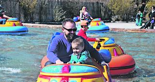 Teamwork. Zwei Steuerm&auml;nner erobern die See. 