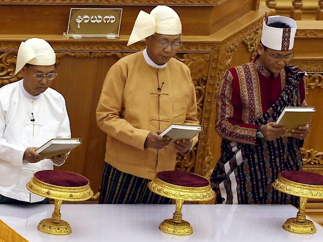 Für einmal ohne Suu Kyi an seiner Seite: Myanmars neuer Präsident Htin Kyaw (Mitte) bei der Vereidigung.