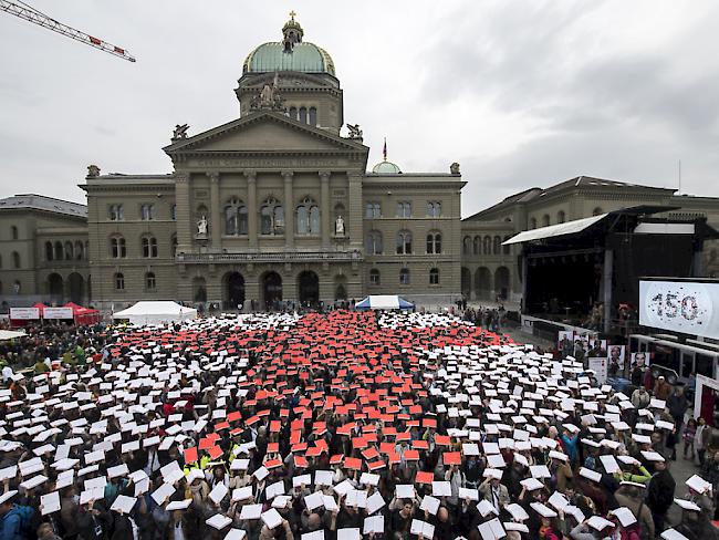 Rund 3000 Freiwillige und Mitarbeitende des Schweizerischen Roten Kreuzes bildeten auf dem Bundesplatz in Bern das Rote Kreuz.