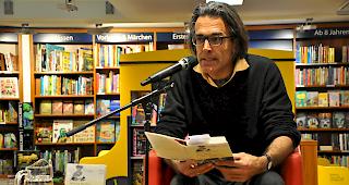 Wilfried Meichtry w&auml;hrend seiner Lesung in der Buchhandlung &laquo;Zur Alten Post&raquo; in Brig.