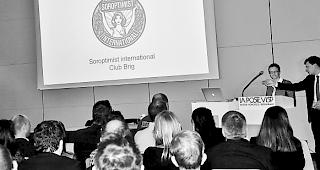 Gelebte Solidarit&auml;t. Carmine Catalano &uuml;bergibt im Visper La Poste das Wort an Marl&egrave;ne Schmidt vom reinen Frauenclub Soroptimist International Brig: Der Pr&auml;sident der Junior Chamber International Brig hatte die diversen Clubmitglieder nach Visp geladen.  