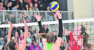 Duell am Netz. Visps Bozana Vilic, nahe dran am Double gegen Fully.  