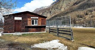 Die Baracke beim Fussballplatz in T&auml;sch wird wohl bald wieder der Gemeinde geh&ouml;ren.