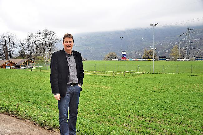 Der Termer Gemeindepräsident Stefan Luggen auf dem Gelände des geplanten Fussballplatzes.