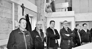 Interessierte Zuschauer. Kommissionspr&auml;sident Walter Escher, Termens Gemeindepr&auml;sident Stefan Luggen und Ried-Brigs Gemeindepr&auml;sident Urban Eyer (von links) freuen sich &uuml;ber die neue Investition im Forstwesen. 