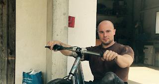 Pr&auml;sident des Drift Trike Wallis-Klub, Kevin Gundi auf seinem Gef&auml;hrt.