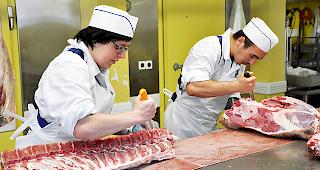 Sabrina Locher (l.) und Julien Gillioz, die Lernenden der Metzgerei Pfammatter.