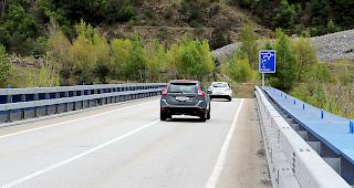 Nicht immer halten sich die Automobilisten an das Verkehrsschild und biegen an der folgenden Kreuzung direkt nach links ab.