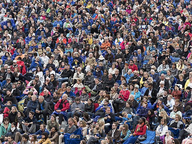 Ende 2015 lebten 8,3 Millionen Menschen in der Schweiz, davon knapp ein Viertel Ausländerinnen und Ausländer. (Symbolbild)