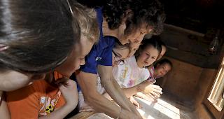 Richtiges Kneten will gelernt sein: Unter Aufsicht lernen die Sch&uuml;ler, wie der Teig behandelt wird.