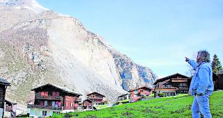 Schadenplatz. Geologe Charles-Louis Joris zeigt, wo es vor 25 Jahren losging. Er hat den Fels in den letzten 24 Jahren regelm&auml;ssig beobachtet und die Bewegungen interpretiert.  