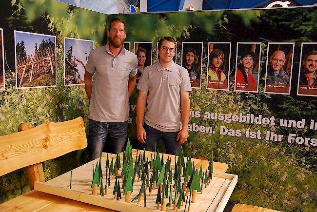 Patrick Stockalper (l) und Maik Huber machten die Besucherinnen und Besucher auf die vielen Aufgaben und Angebote von Forst Aletsch aufmerksam. 