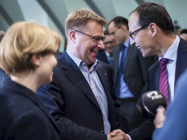 Toni Brunner (Mitte), Lebensgefährte der unterlegenen SVP-Kandidatin Esther Friedli (l.), gratuliert dem neu gewählten St. Galler Regierungsrat Marc Mächler (r.) von der FDP zum Wahlsieg.