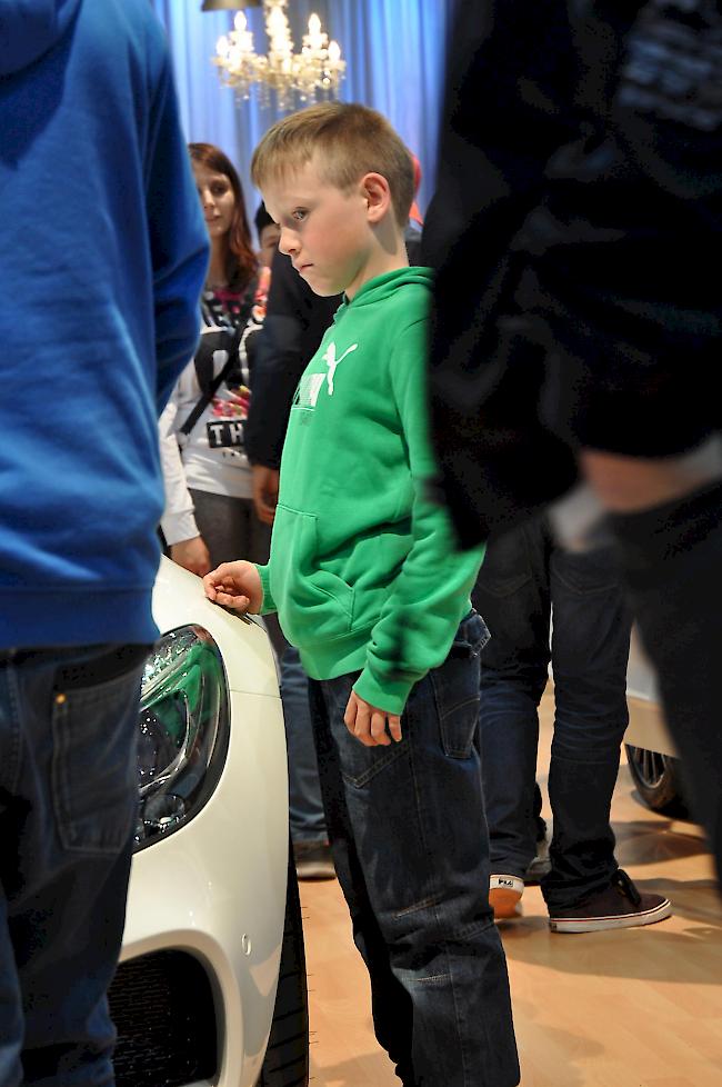 Versunken. Dieser junge Mann bestaunt den Mercedes-AMG GT S