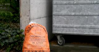 In Naters d&uuml;rfen ab kommendem Jahr Abfalls&auml;cke am Vorabend ab 19 Uhr an die Strasse gestellt werden. 