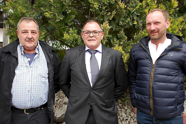 Präsident Eddy Farronato (mitte) mit seinen beiden Oberwalliser Vorstandskollegen Benno Fussen (links) und Bernhard Räss.