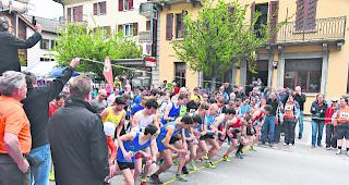 Los gehts. Pfarrer Daniel Rotzer (links) er&ouml;ffnet das Rennen der Herren I bis Herren IV.  