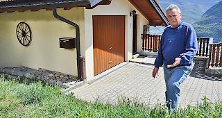 Fritz Reinhard zeigt, wo der neue Briefkasten hin soll.