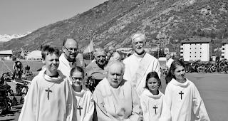 Segen Gottes. Hintere Reihe von links: Ortspfarrer Edi Arnold, Tandem91-Pr&auml;sident Amandus Meichtry und Gast-Diakon Robert Moser. Vorne in der Mitte, umringt von Ministrantinnen und Ministranten, Pfarrer Charly Weissen. 