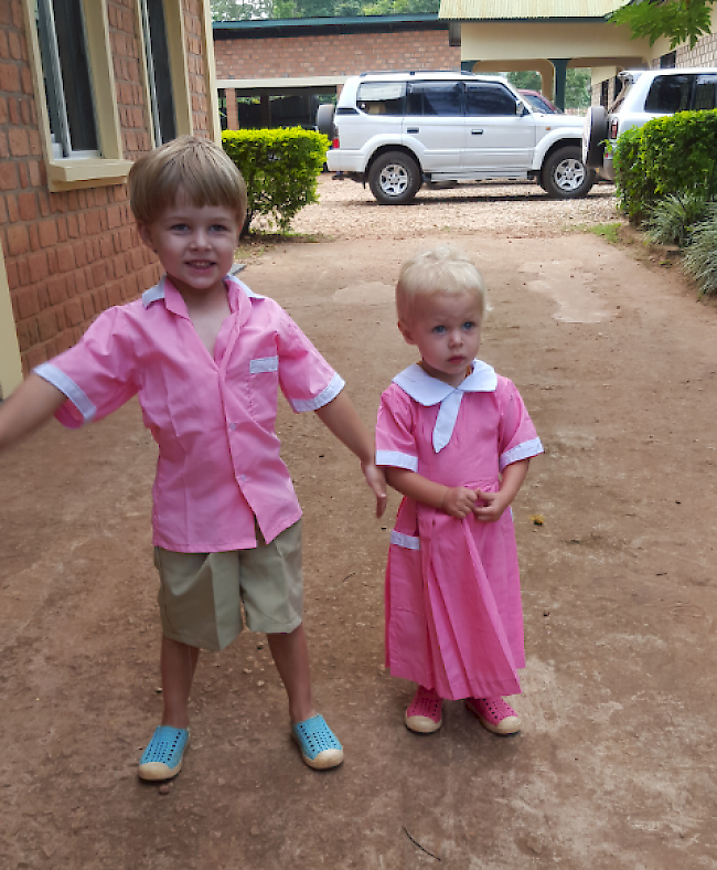 Die knallrosa Uniform des Montessori-Kindergartens