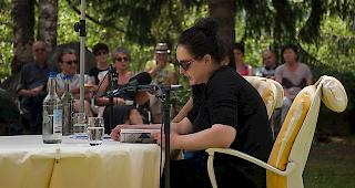 Nino Haratischwili liest vor dem Hotel Regina Terme.