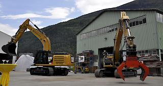 Die Bagger drehten sich und schienen wie riesige Gestalten aus einem futuristischen Film.