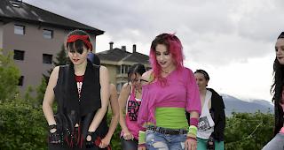 Peppige Tanzshow auf dem Platz vor dem Altersheim Englisch-Gruss.