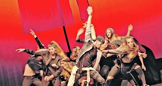 St&uuml;rmisch. Odysseus (Mitte) unterwegs nach Ithaka: Den St&uuml;rmen trotzen&hellip; 