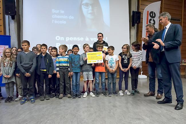 Oskar Freysinger und Christian Varone zeigten sich begeistert von den Arbeiten der Kinder.