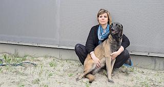 Jess Pechoux mit Malinois-H&uuml;ndin &laquo;Jyne&raquo;: &laquo;Wir werden in Albinen schikaniert.&raquo;
