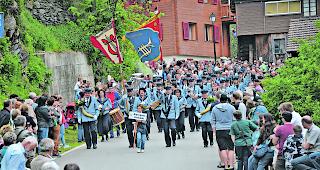 Einmarsch. Die Gastgebermusik &laquo;Alpengruss&raquo; aus Grengiols mit den Ehreng&auml;sten im Schlepptau. 