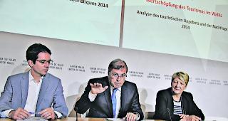 Ball flach halten. Sie pr&auml;sentierten gestern die umfassende Studie zur Wertsch&ouml;pfung im Tourismus: Marc Schnyder, Staatsrat Jean-Michel Cina und Marie-Fran&ccedil;oise Perruchoud-Massy. 