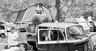 Zelt auf Bus-Dach. Eine eher seltene, aber durchaus praktische Variante f&uuml;r die Unabh&auml;ngigkeit unterwegs.  