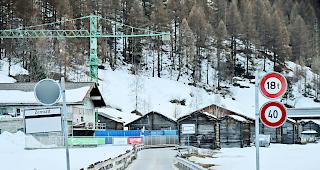 Die Strasse von T&auml;sch nach Zermatt. (Im Bild: Die Anfahrt in T&auml;sch).