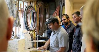 Willy Jossen f&uuml;hrte die Besucher durch das Werkstattatelier in Naters.