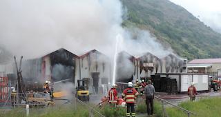 Das Materialdepot des Open Air Gampel steht in Flammen.