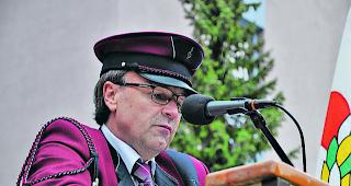 Der Boss. OK-Pr&auml;sident Daniel Possa begr&uuml;sst die vielen Musikanten im B&auml;derdorf.  