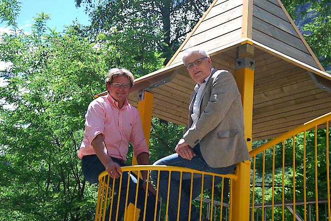 Norbert Zuber, Leiter Infrastruktur und Umwelt (l.) und Christoph Föhn, Verantwortlicher für die öffentlichen Plätze, auf einem der beiden neuen Spieltürme. 