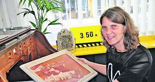 Mit Blick zur&uuml;ck. Nicole Zenh&auml;usern im B&uuml;ro der einstigen Tankstelle Oswald Albrecht in Glis: Hier verbrachte sie unz&auml;hlige Stunden ihrer Kindheit und half ihrem Vater &laquo;Osy&raquo; beim Auftanken der Fahrzeuge. 