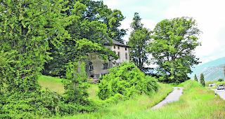 Fontaine-Haus Nr. 1. Das 1827 erbaute Fontaine-Haus im Weiler Schnydrigen an der Kantonsstrasse zwischen Raron und Gampel. 