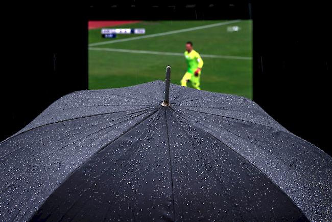 Passender Begleiter fürs Public-Viewing. Ob Sonne oder Regen, der Schirm schützt.