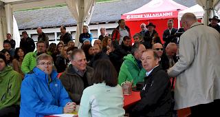 Zahlreiche Politiker und Prominente sowie die Macher der Jubil&auml;ums-Projekte bei der heutigen Abschlussfeier auf der Alpe Col du Lein.