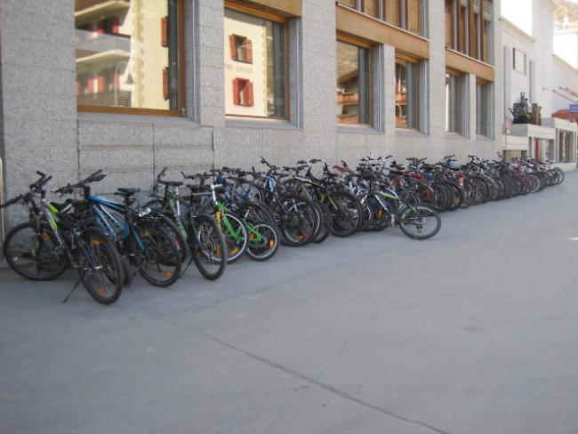 Der öffentliche Velostandplatz beim Bahnhof in Zermatt ist oft überfüllt.