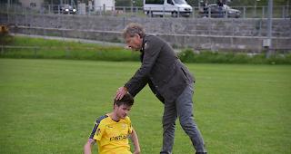 Trainer Jochen Dries tr&ouml;stet Claudio Imstepf.