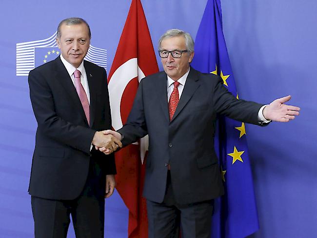 Hier war die Welt noch in Ordnung: Der türkische Präsident Erdogan und EU-Kommissionspräsident Jean-Claude Juncker in Brüssel. Jetzt tritt der EU-Botschafter in der Türkei zurück. (Archiv)