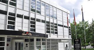 Das Schulgeb&auml;ude der C&eacute;sar Ritz Colleges an der Englisch-Gruss-Strasse in Brig-Glis.